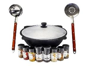 Казан чугунный (плоское дно) 12 л DAVR METALL с крышкой, в комплекте шумовка, половник, специи