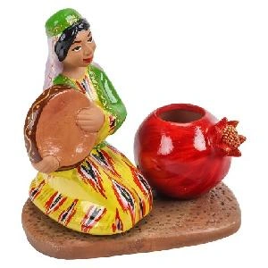 Керамическая подставка под карандаши "Девушка с дойрой"