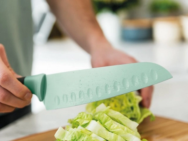 Зачем нужен нож сантоку и как его выбрать? Зачем нужен нож сантоку и как его выбрать?